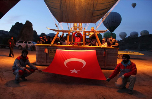 Kapadokya'da görsel şölen... Balonlar Türk bayraklarıyla havalandı