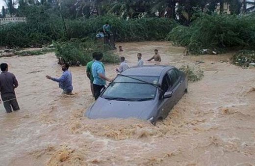 Sel ve toprak kayması 37 can aldı
