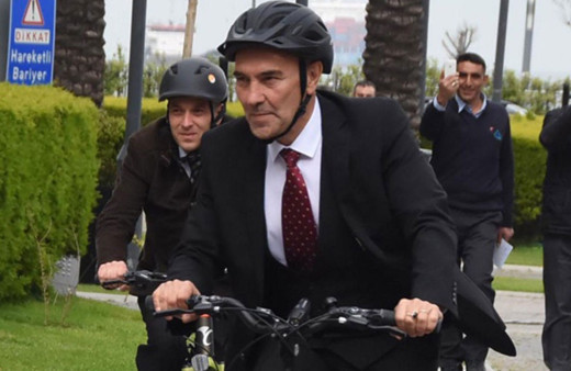 23 Nisan kutlamalarına Tunç Soyer bisikletle gitti