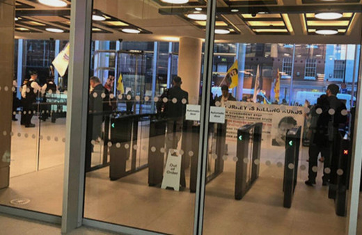 PKK yandaşlarından Londra'da TRT World binasına saldırı