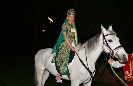 İpek Tanrıyar'dan şaşırtan kına gecesi! Atla geldi...