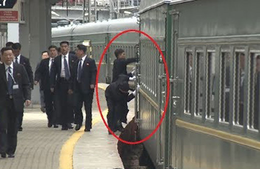 Korumalar Kuzey Kore lideri Kim'in treninin tozunu aldı