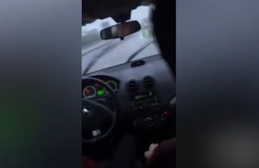 Yağmurlu havada drift yapan gençler takla attılar