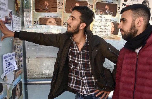 Sultangazi'de otobüs duraklarına 'satılık böbrek' ilanı astı