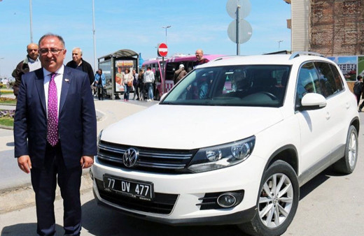 Yalova Belediye Başkanı Vefa Salman makam aracını iade etti!