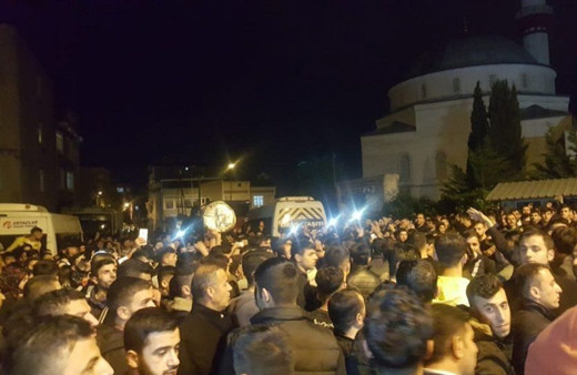 Çocuk istismarını protesto eden mahalleliye polis müdahalesi