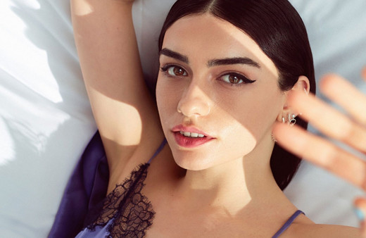 Hazar Ergüçlü yazı erken getirdi! Bikinili fotoğrafı olay oldu