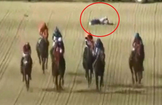 Attan düşey jokey faciadan son anda kurtuldu