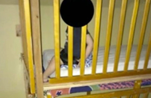 Akılalmaz işkence! İkiz bebeklerini doğar doğmaz kafese kapattılar