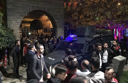 Taciz iddiası mahalleliyi sokağa döktü