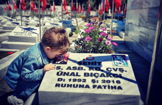 Minik İsmail'den duygulandıran şehitlik ziyareti