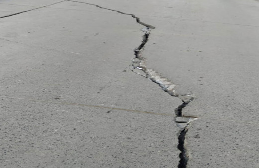 Esenyurt'da sokakta çatlaklar oluştu, Cadde trafiğe kapandı