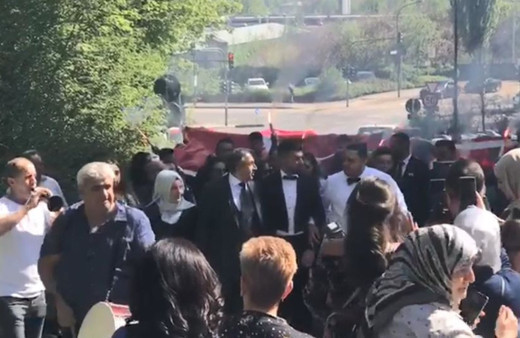 Türk düğünü Almanya'ya damga vurdu! Bayrak, konvoy, meşaleler...