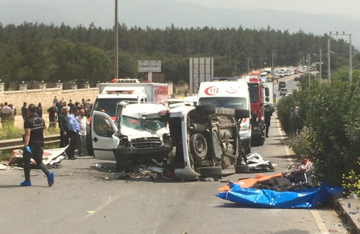 İzmir'de feci kaza: 3'ü çocuk 7 kişi öldü