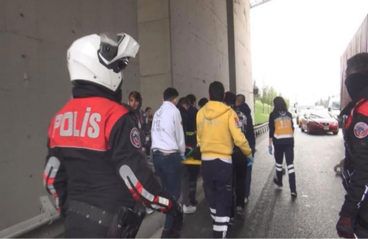 Ön tekeri kaldırdı! Arkadaşı düşünce...