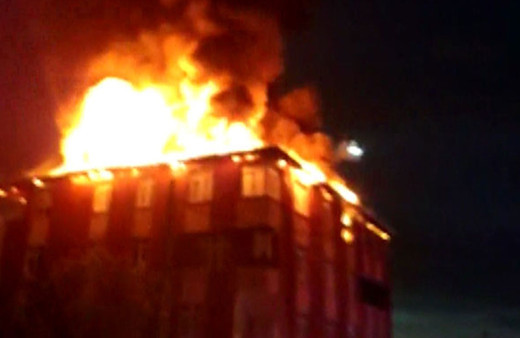 Sultanbeyli'de bina alev alev yandı