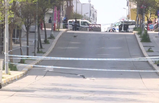 Esenyurt'ta yolda ve bir binada çatlaklar oluşması