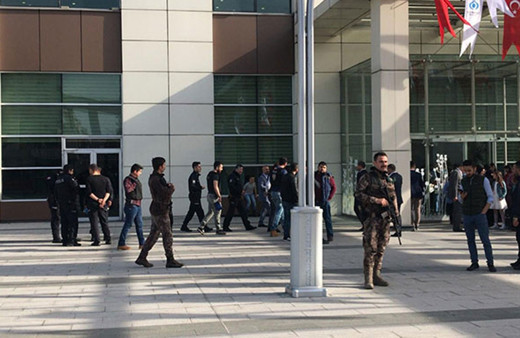 Evlendirme dairesi önünde silahlı kavga