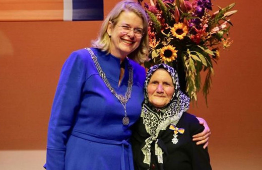 Hollanda'da 82 yaşındaki Zehra nineye 'Kraliyet Nişanı' verildi