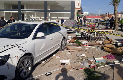 Çorum'da kaza yapan otomobil seyyar satıcıların arasına daldı