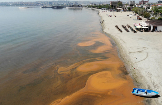Büyükçekmece'de turuncuya dönen deniz, havadan görüntülendi