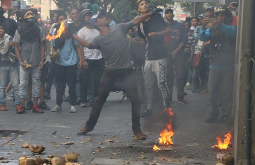 Venezuela'daki darbe girişiminden kan donduran fotoğraflar