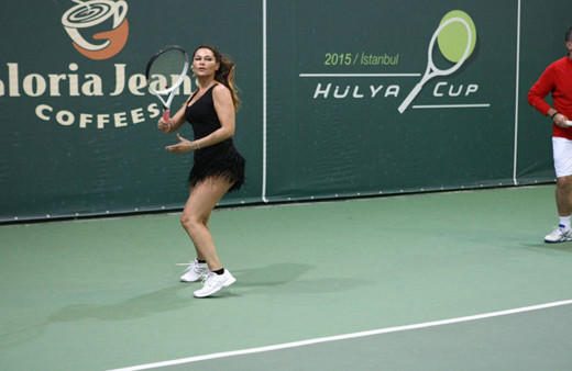 Hülya Avşar'ın siyah kanatlı tenis kıyafeti olay oldu
