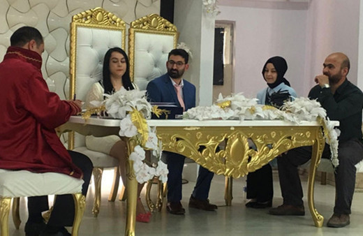 Manisa'da damat kayınpederi ile evlendirildi!