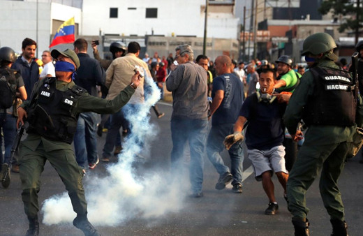 Venezuela Savunma Bakanı: Darbeye katılan askerler kandırıldı