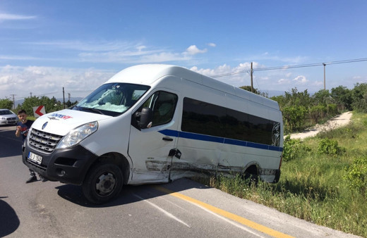 İşçi servisiyle otomobil çarpıştı 5 yaralı