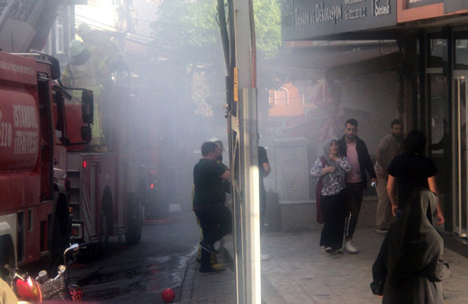 İstanbul'da 20 kişi yangında mahsur kaldı