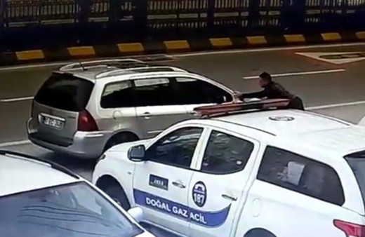 Durdurmak için arabanın önüne böyle atladı