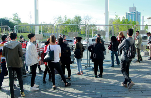 İşe gitmek isteyenlere Taksim’de bariyer engeli! Vatandaşlar isyan etti