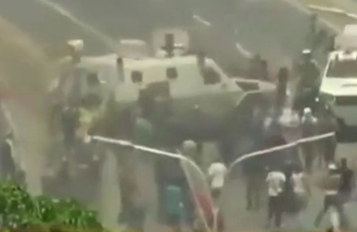 Venezuela'da korkunç görüntüler! Askeri araç halkı ezdi