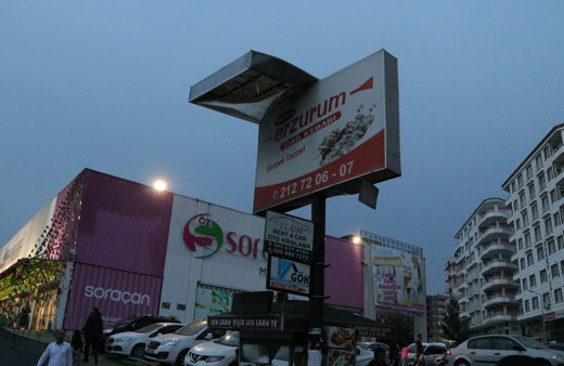 Batman'da kuvvetli rüzgar çatıları uçurdu Yaralılar var