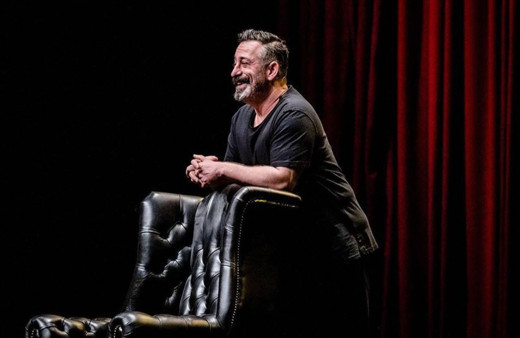 Cem Yılmaz şehit çocukları için sahneye çıktı Ünlüler akın etti