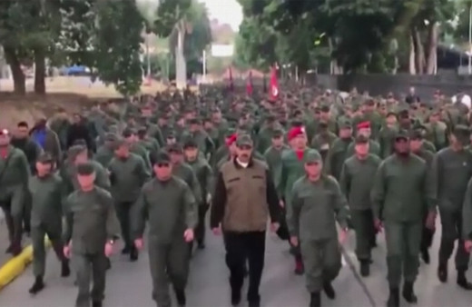 Maduro askerlerle birlikte yürüdü