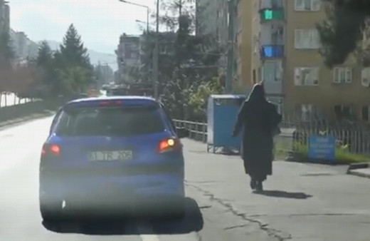 Trabzonsporlu Yusuf Yazıcı'nın bordo-mavi arabasıyla şehir turu