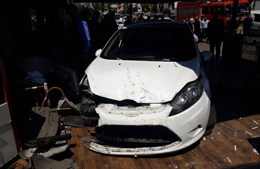İstanbul Bakırköy'de otomobil kafeye daldı