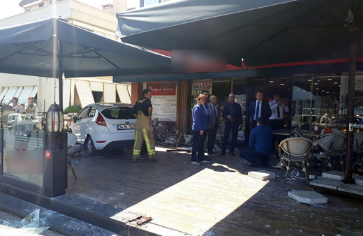 İstanbul Bakırköy'de otomobil kafeye daldı