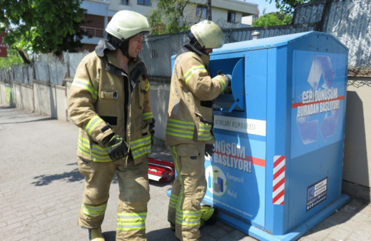 Geri dönüşüm kutusunda mahsur kalan çocuğu itfaiye böyle kurtardı