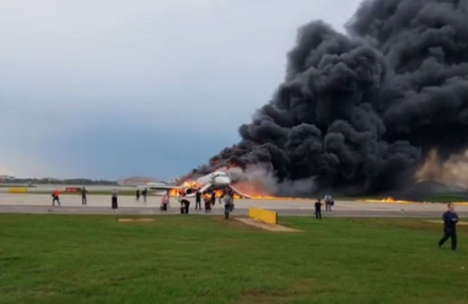 Rus uçağı pistte alev aldı: 13 ölü 7 yaralı