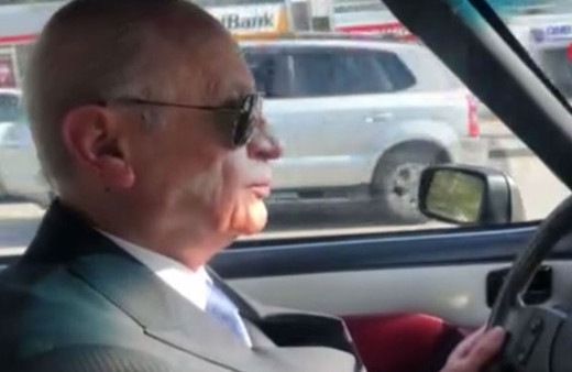 Devlet Bahçeli klasik otomobiliyle tur attı renkli görüntüler tıkla izle