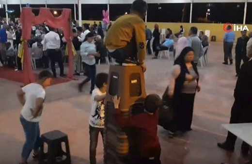 Çocukların tavana yapışan balonlarını alma çabaları güldürdü