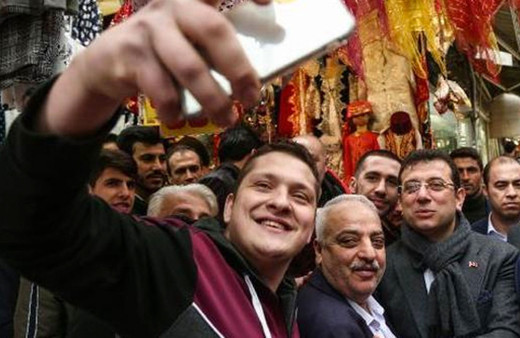 İBB Başkanı İmamoğlu Ramazan alışverişi için Eminönü'nde!