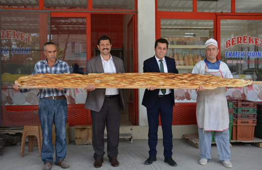 Manisa'da pişirilen 3 metrelik Ramazan pidesi bakın kaça satıldı