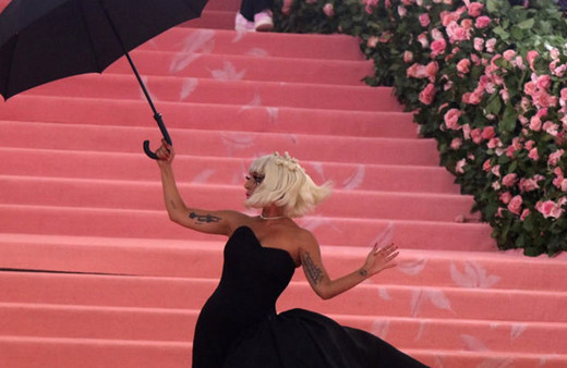 Dünyaca ünlü yıldız Lady Gaga Met Gala'ya damgasını vurdu!