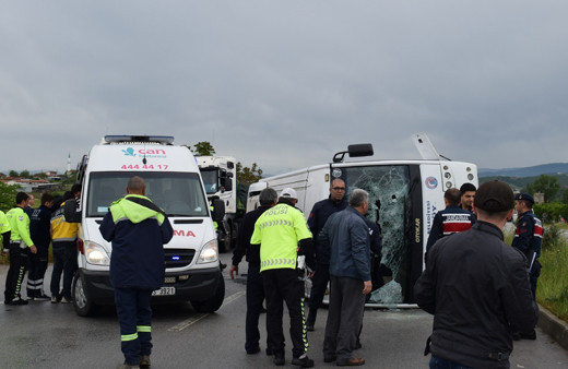 Çanakkale'de öğrencileri taşıyan minibüs devrildi 25 yaralı