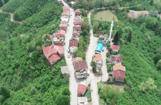 Bu mahallede oturanlar karşı tarafa geçip 1 dakika erken iftar açıyor