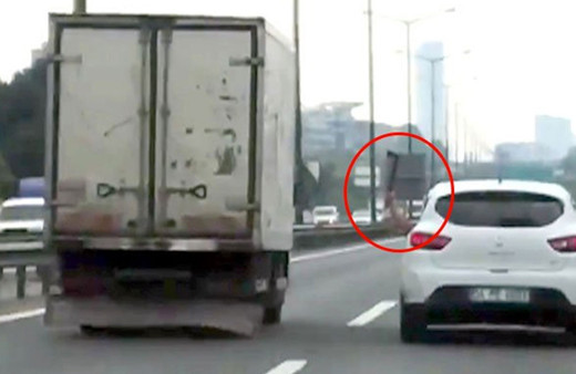 İstanbul trafiğinde seyir halindeki araçtan baltalı saldırı Olay görüntüler